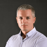 profilová fotografia muža v košeli